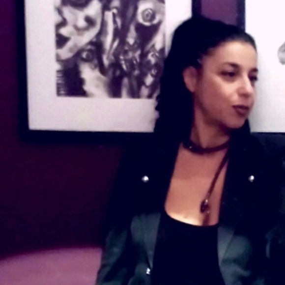 Meet your Posher, Dee - Picture 2 of 2